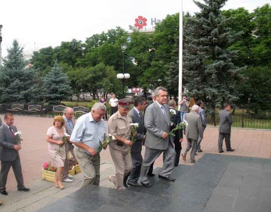 В Луганске начали праздновать День Конституции
