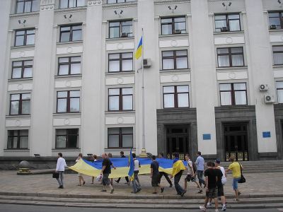 В День Конституции по Луганску пронесли метровый флаг Украины