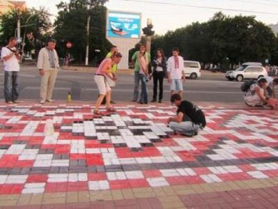 В центре Луганска нарисовали вышиванку