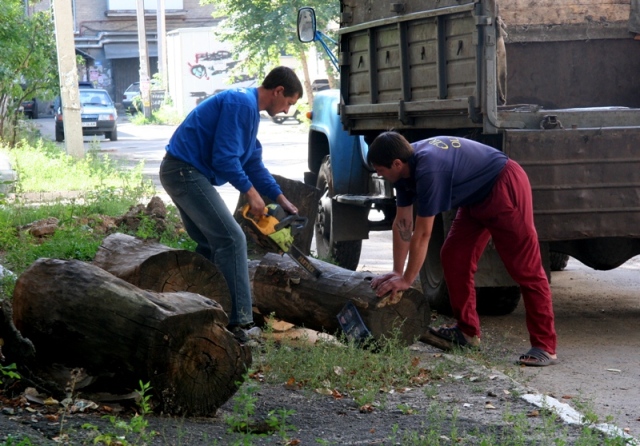 По инициативе Владимира Медяника состоялся еще один субботник на площади Героев Великой Отечественной войны