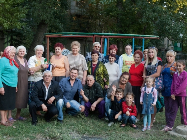 Жители городка Щорса присоединились к программе Владимира Медяника Чистый двор