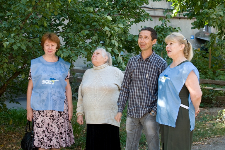 В рамках программы Владимира Медяника Чистый двор на квартале Еременко спилили сухостой