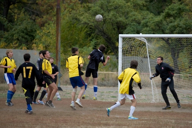 На турнире по футболу на Кубок Владимира Медяника на поле вышли следующие команды
