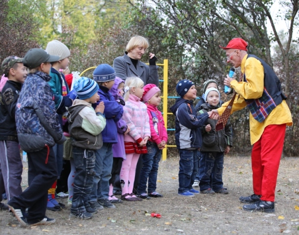 В селе Пархоменко при содействии Владимира Медяника открылась первая детская площадка