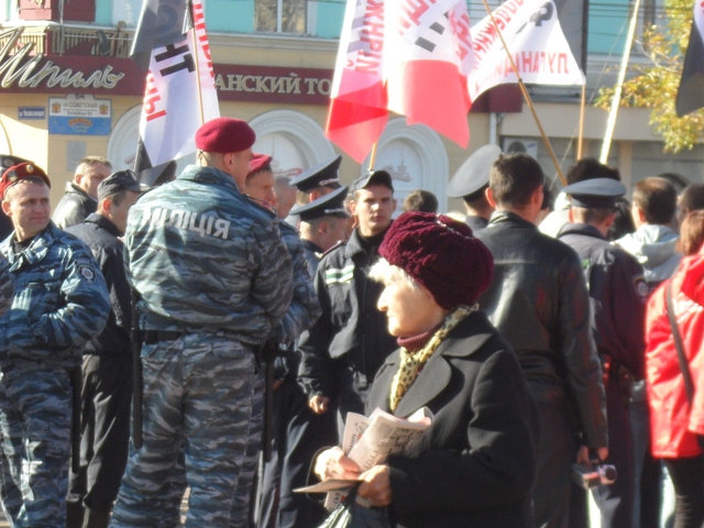 Митинг с участием Петра Симоненко прошел в Луганске под аккомпанемент Радикальной партии Ляшко фото видео