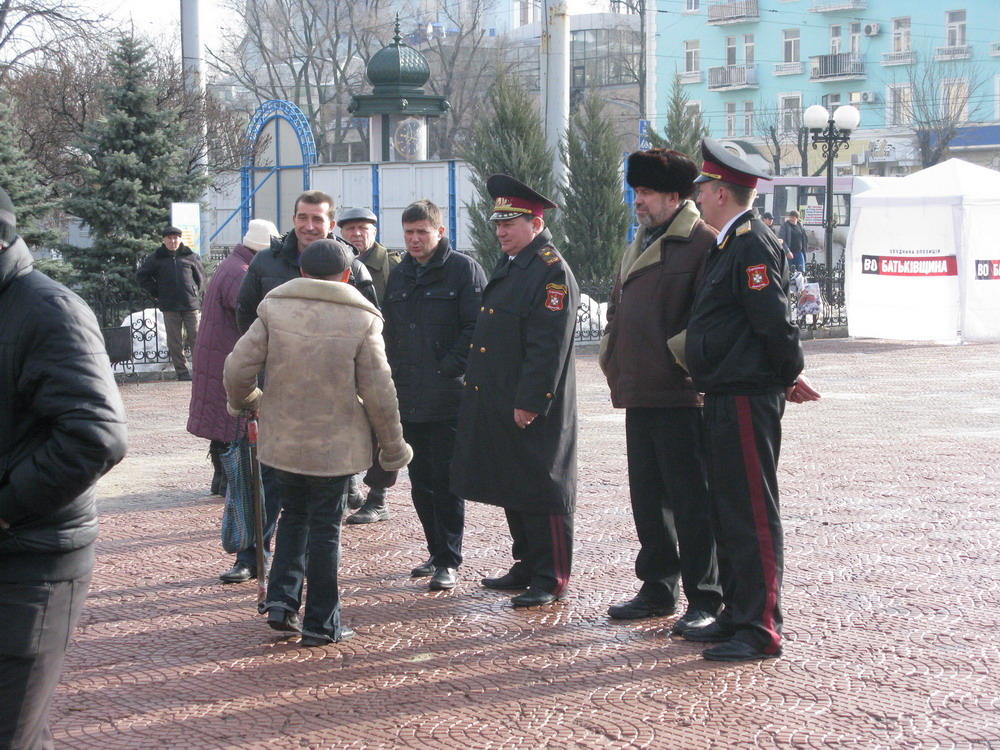 В Луганске оппозиция беззвучно отпраздновала День соборности Украины фото