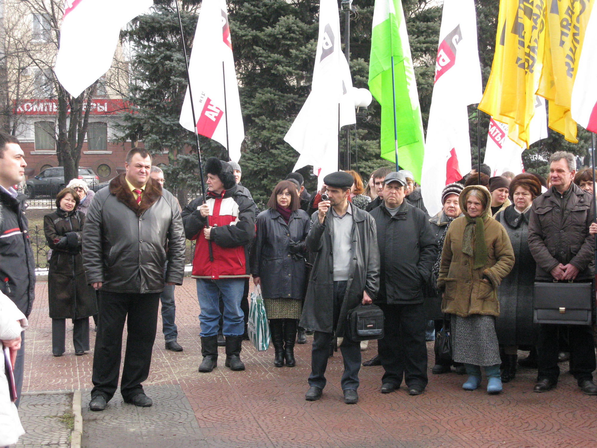 В Луганске оппозиция беззвучно отпраздновала День соборности Украины фото