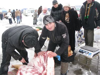 Крестьяне из Беловодского района продали на ярмарке свинью Машку фоторепортаж