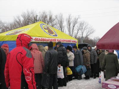На оптовой ярмарке в Луганске возник ажиотаж вокруг куриных яиц фоторепортаж