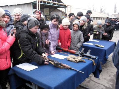 Луганских школьников окунули в милицейские будни фото