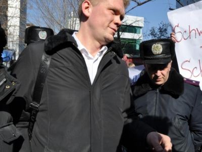 Сегодня в Луганске молодые регионалы встречали нардепа Швайку фото