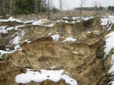 Неизвестные вдоль и поперек перерыли Старобельск фото