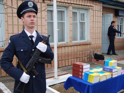 Луганский гарнизон милиции пополнили правоохранителей фото
