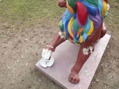 Луганский писанковый лев снова подвергся атаке фото