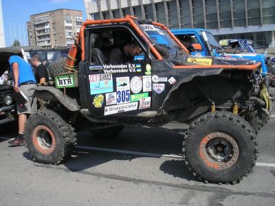 Покататься в грязи починить машину испытать себя и получить удовольствие на Донбасстрофи фото видео
