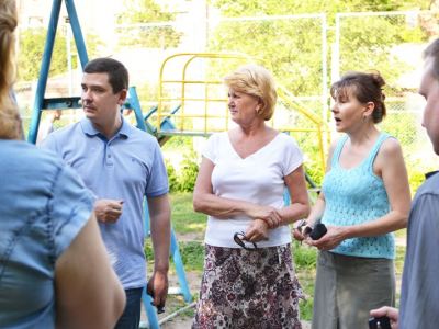 В Луганске по инициативе депутата Сергея Петракова возрождают детские площадки фото