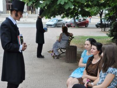 Пушкин в свой день рождения возложил цветы к памятнику Шевченко фото