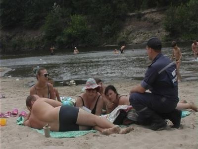 Луганские спасатели провели рейд по стихийным пляжам Северского Донца фото