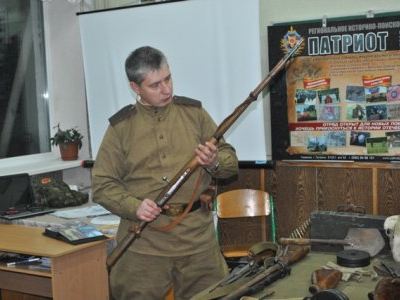 Луганские поисковики провели урок Памяти для лицеистов фото