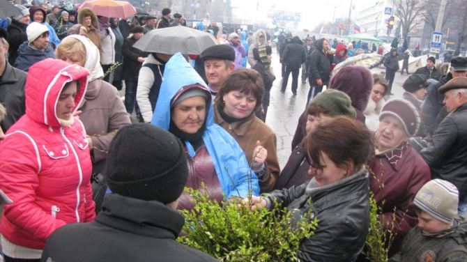 Повстанцы захватившие СБУ в Луганске передали в храм найденную в здании икону фото видео