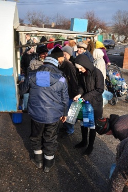 В Луганске гуманитарная служба доставляет горожанам питьевую воду (фото, адреса)