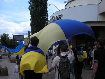 В День Конституции по Луганску пронесли метровый флаг Украины