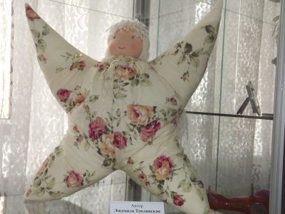 В Луганске открылась наивная выставка кукол