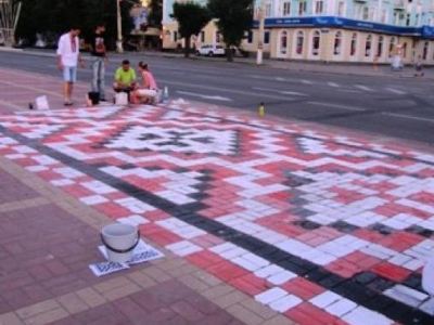 В центре Луганска нарисовали вышиванку