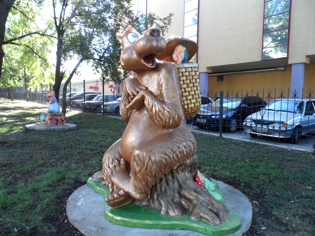 В Луганске открыли парк скульптур сказочных персонажей фото видео