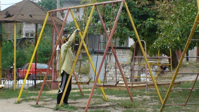 Владимир Медяник помог провести субботник на Советской