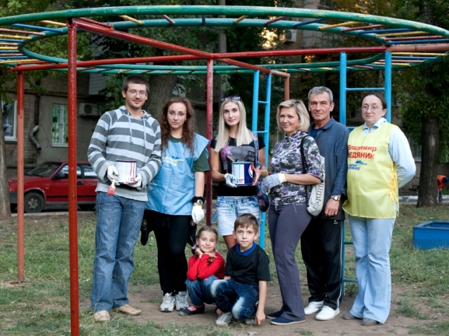 Жители городка Щорса присоединились к программе Владимира Медяника Чистый двор