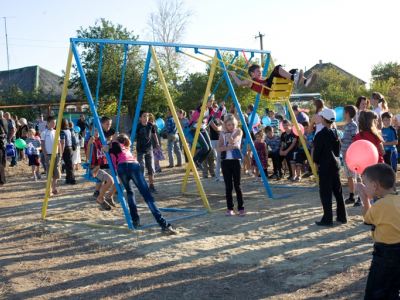 При содействии Владимира Медяника в Семейкино открыта первая детская площадка