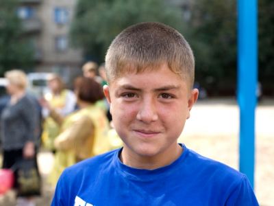 При содействии Владимира Медяника появилась детская площадка на самой людной улице Краснодона