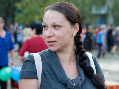 Владимир Медяник помог установить детскую площадку в поселке Краснодон