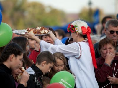 Владимир Медяник поздравил жителей Новосветловки с Днем поселка