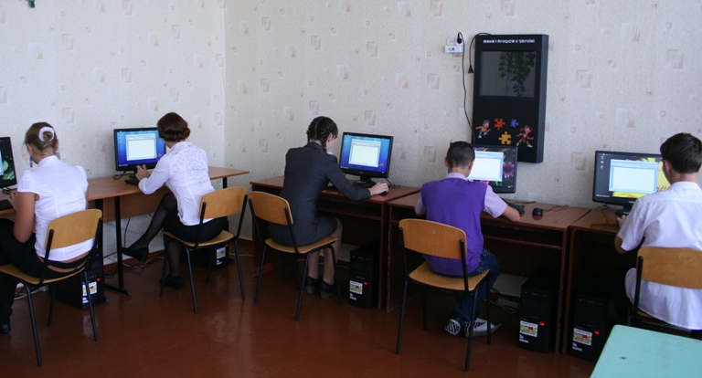 На Краснодонщине благодаря Владимиру Медянику продолжается компьютеризация школ