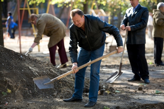 При содействии Владимира Медяника в Ленинском районе высадили более деревьев