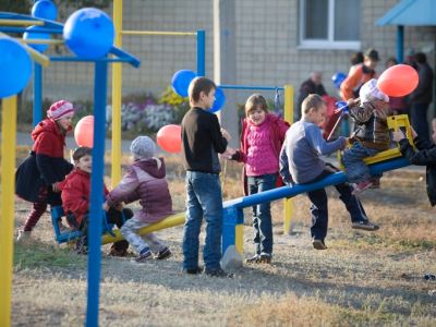В поселке Северный по инициативе Владимира Медяника открыта первая со времен Независимости детская площадка