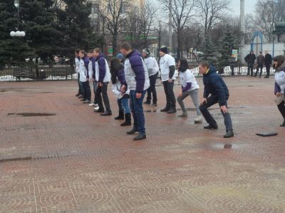 Уличную зарядку для всех желающих провели в Луганске фото видео