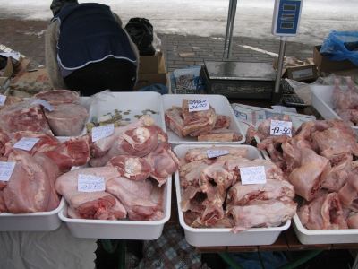 На оптовой ярмарке в Луганске возник ажиотаж вокруг куриных яиц фоторепортаж