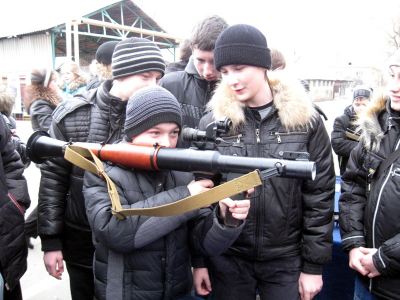 Луганских школьников окунули в милицейские будни фото