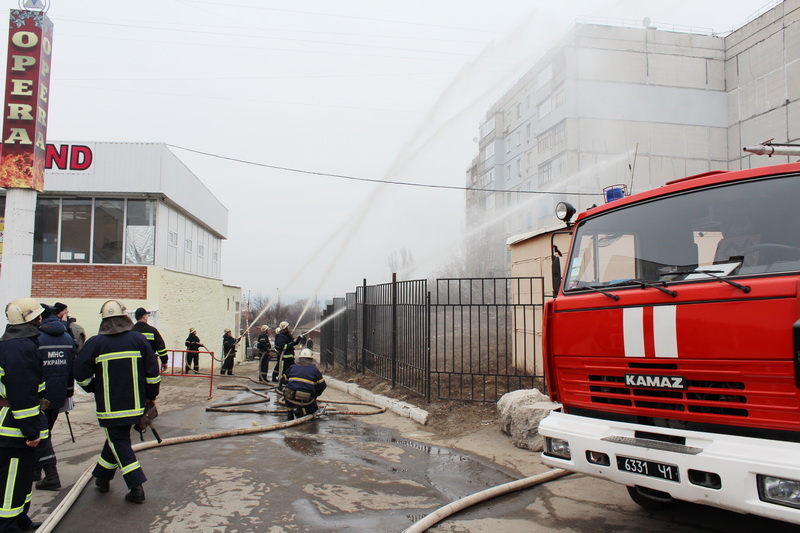В Луганске тушили ночной клуб Опера фото
