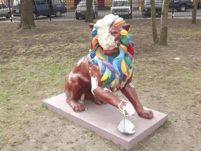 Луганский писанковый лев снова подвергся атаке фото