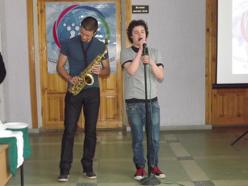 Луганские студенты предложили отведать борща и станцевать лезгинку фото видео