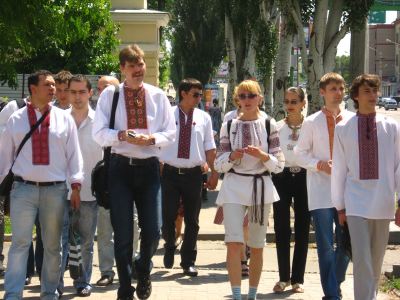 В Луганске провели марш в вышиванках фото