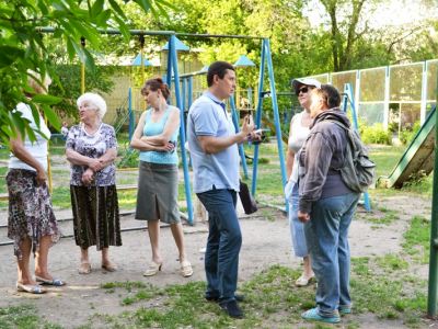 В Луганске по инициативе депутата Сергея Петракова возрождают детские площадки фото