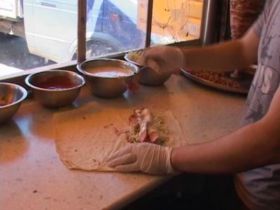 Мухи грязь и испорченные продукты Ветмилиция проверила киоски луганского фастфуда фото