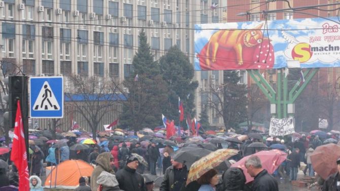 Повстанцы захватившие СБУ в Луганске передали в храм найденную в здании икону фото видео