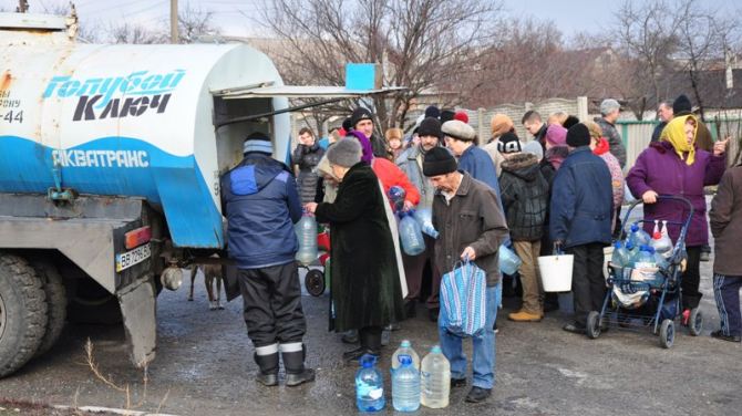 В Луганске гуманитарная служба доставляет горожанам питьевую воду (фото, адреса)