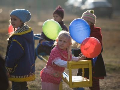 В поселке Северный по инициативе Владимира Медяника открыта первая со времен Независимости детская площадка